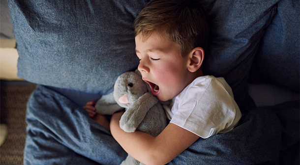 Una rutina consistente a la hora de acostarse prepara a su hijo para dormir.