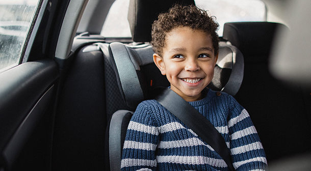 Siempre revise el asiento de atrás para asegurarse de no dejar nunca a un niño en el auto.