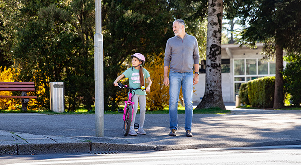 A veces la mejor opción en lo que respecta a la seguridad peatonal y en bicicleta es que el niño se baje de la bicicleta y camine junto con la bicicleta por el cruce peatonal.