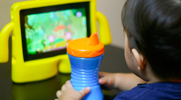 Las pantallas pueden ser una fuente de educación y entretenimiento para los niños pequeños, pero demasiado tiempo de pantalla puede ser perjudicial.