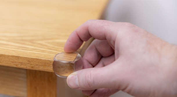 Los niños pueden chocar con las mesas bajas, así que quítelas o cúbrales las esquinas.