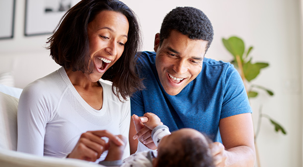 Los padres que interactúan con su hijo recién nacido sientan las bases de un fuerte apego que moldeará su desarrollo emocional.