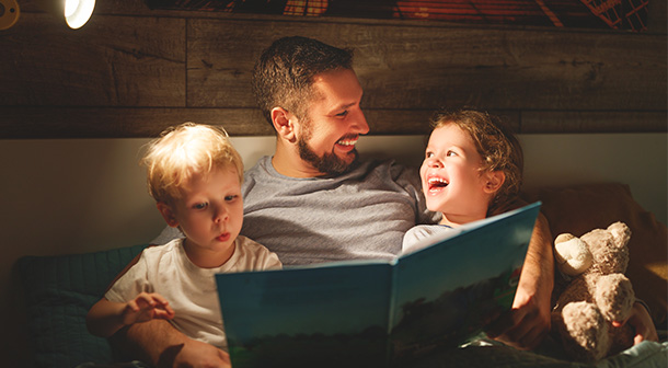 Leerle a su hijo es una excelente manera de prepararlo para dormir.