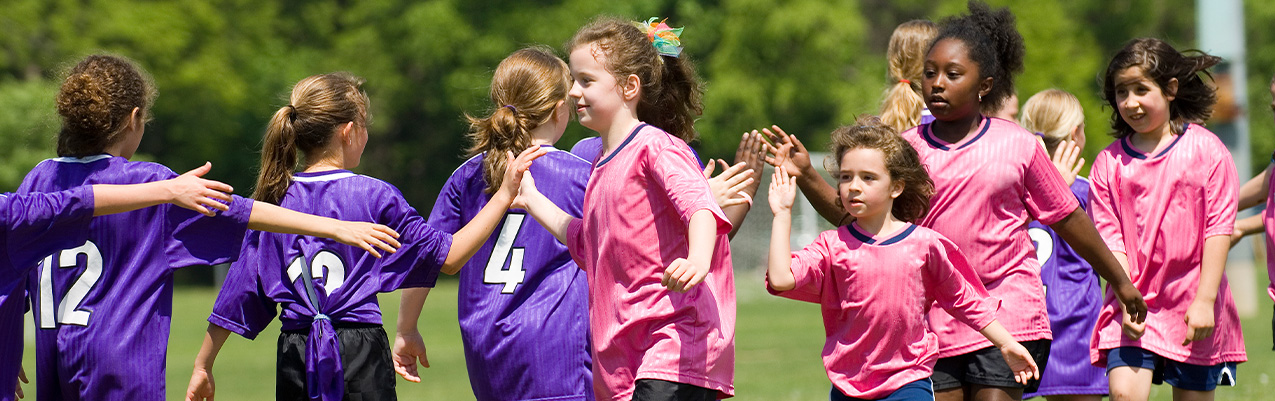 Los deportes para ninos desarrollan el sentido del trabajo en equipo y el espiritu deportivo.