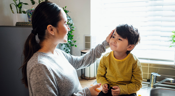 Apartar tiempo para conectarse con su hijo, incluso en medio de los quehaceres domésticos, mejora la relación entre padres e hijo.