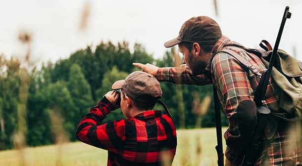 Un padre enseñando a su hijo a cazar