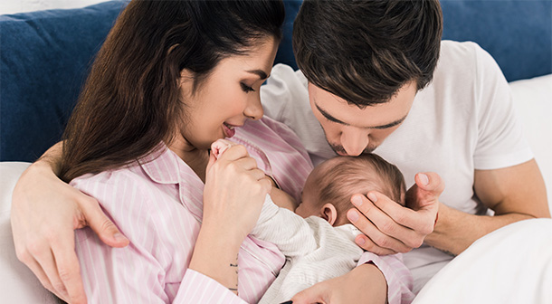 Mamá y bebé disfrutan de los beneficios de la lactancia materna.