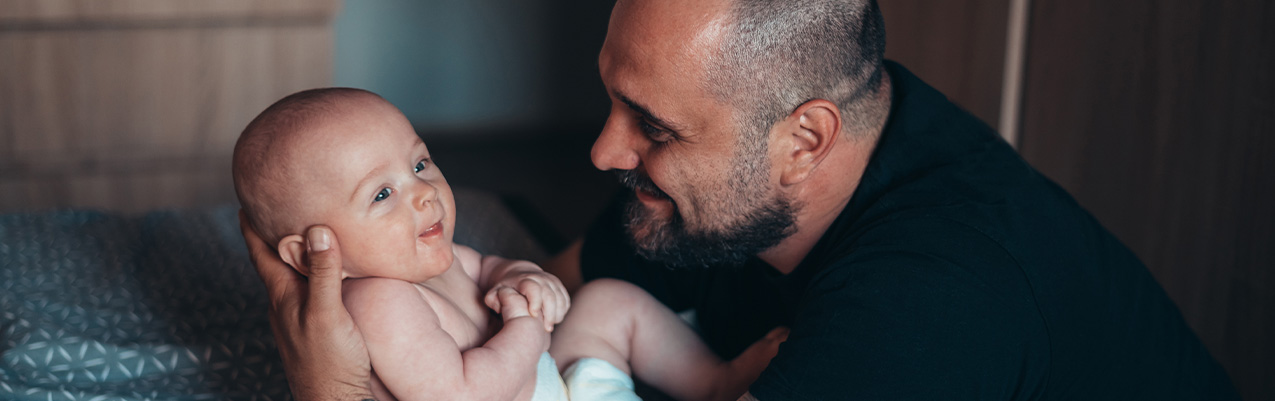 Los papás juegan un papel significativo en el apoyo para la lactancia materna.