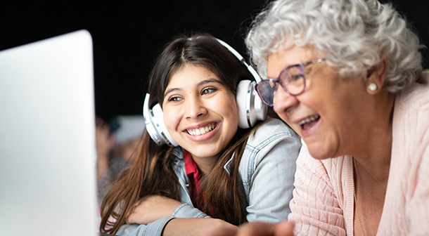 Tomen turnos para elegir programas educativos y de entretenimiento para ver con su adolescente y hablar de ellos juntos 