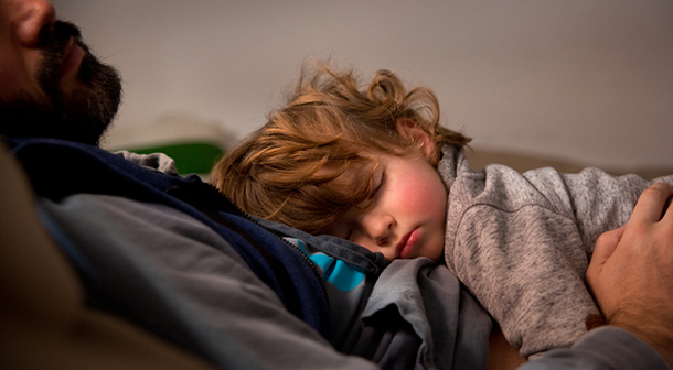 Las siestas y descansos son buenos para los padres y los niños.