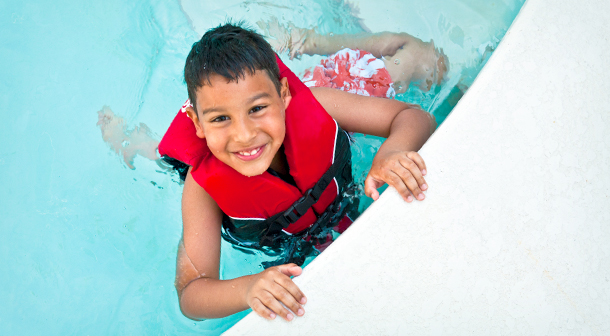 Es importante usar chalecos salvavidas en todos los cuerpos de agua, incluyendo los parques de agua.