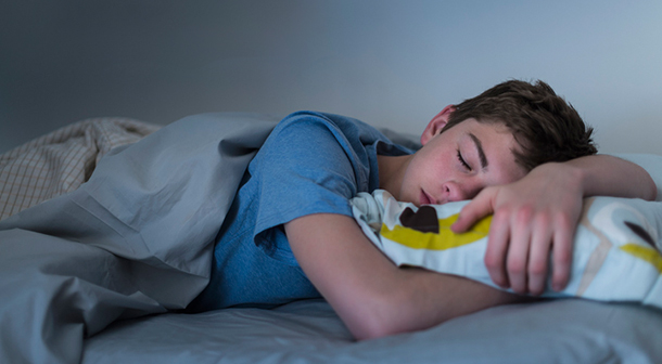 Los adolescentes necesitan al menos entre 8 y 10 horas de sueño todas las noches.