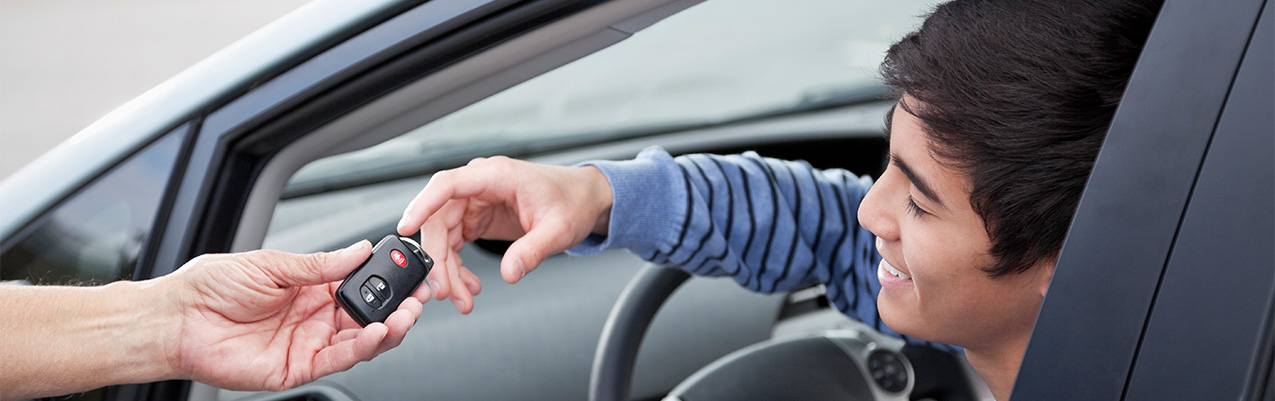 Un padre le entrega a su hijo adolescente que se recién se estrena como conductor las llaves del automóvil de la familia.